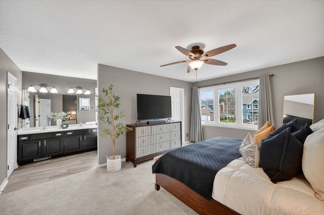 8413 Barnham Drive, Johnston, IA 50131