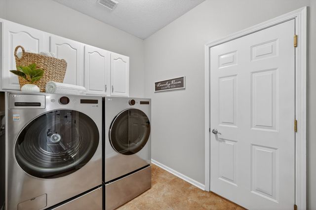 8413 Barnham Drive, Johnston, IA 50131