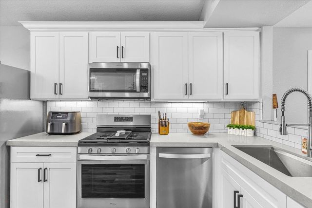 6066 Creek Bend Dr, Riverbank, CA 95367