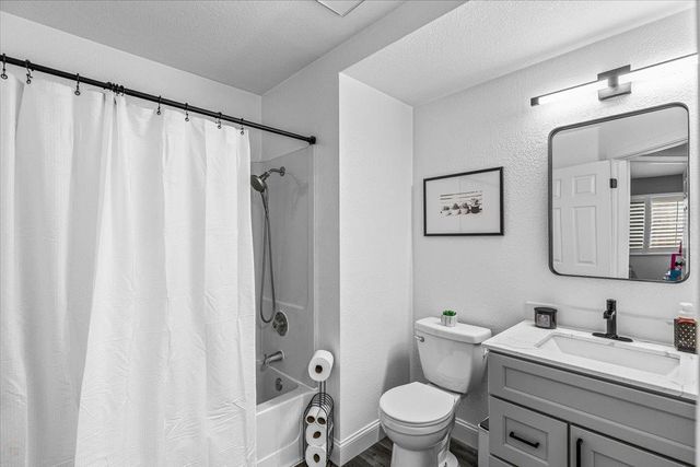 6066 Creek Bend Dr, Riverbank, CA 95367