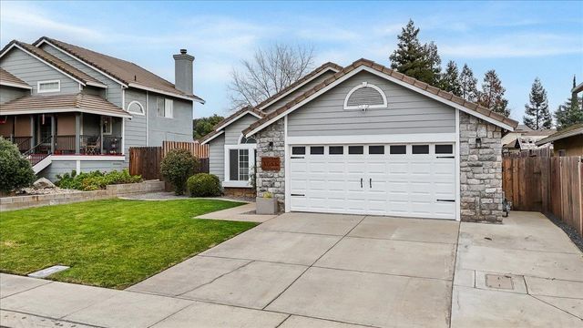 6066 Creek Bend Dr, Riverbank, CA 95367