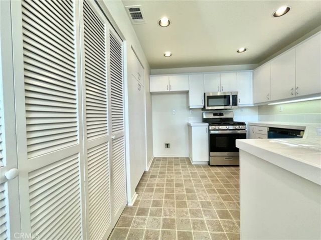 350 Via Capri 201, Corona, CA 92879