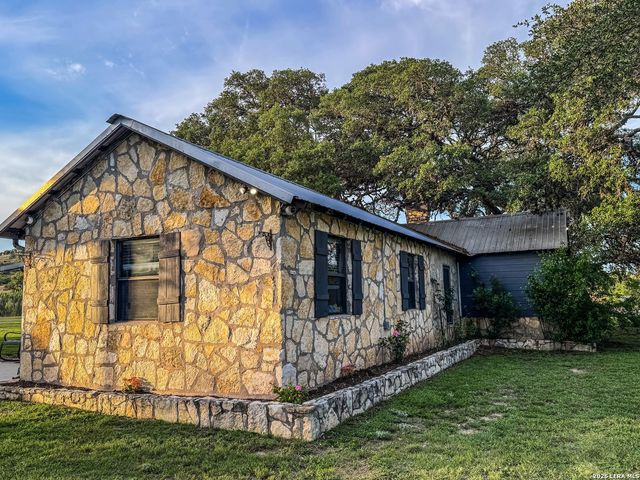 3513 N Us Highway 281, Blanco, TX 78606