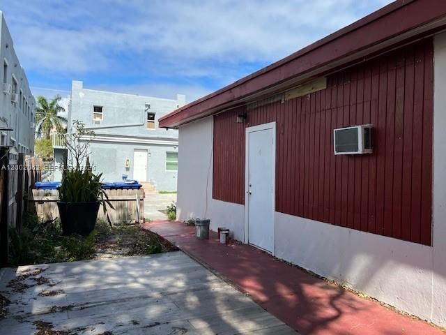 922 NW 2nd St 4, Miami, FL 33128