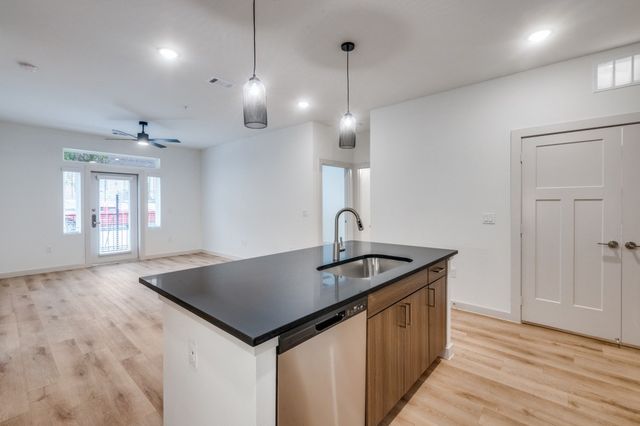 512 N Ewing Avenue 313, Dallas, TX 75203