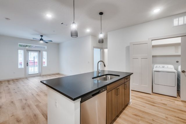 512 N Ewing Avenue 313, Dallas, TX 75203