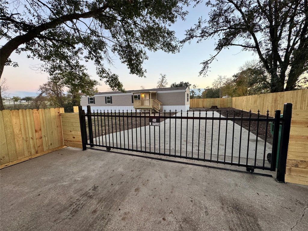 409 W Harris Avenue, Pasadena, TX 77506