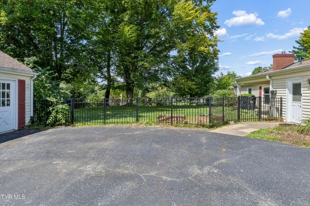 207 Dogwood Lane, Johnson City, TN 37604