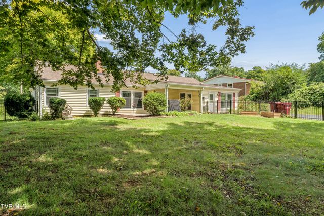 207 Dogwood Lane, Johnson City, TN 37604