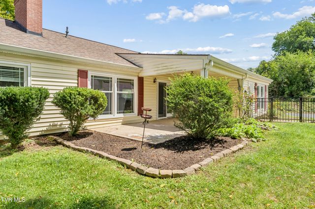 207 Dogwood Lane, Johnson City, TN 37604