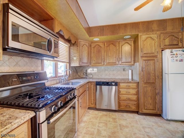 26 Epping Dr, Kenilworth Boro, NJ 07033