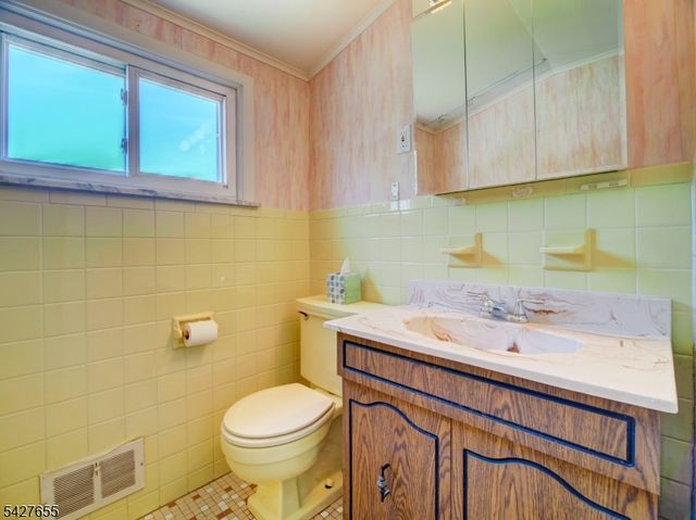 26 Epping Dr, Kenilworth Boro, NJ 07033