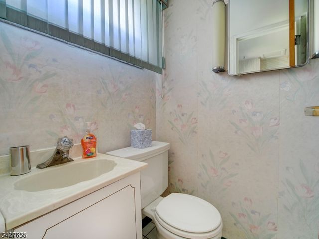 26 Epping Dr, Kenilworth Boro, NJ 07033