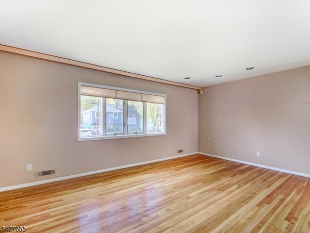 26 Epping Dr, Kenilworth Boro, NJ 07033