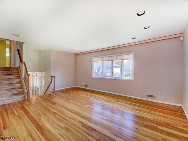 26 Epping Dr, Kenilworth Boro, NJ 07033