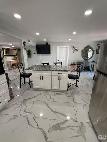 2404 Belvedere Ave, Bakersfield, CA 93304