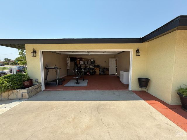 2404 Belvedere Ave, Bakersfield, CA 93304