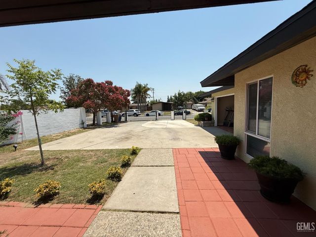 2404 Belvedere Ave, Bakersfield, CA 93304