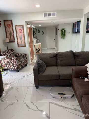 2404 Belvedere Ave, Bakersfield, CA 93304