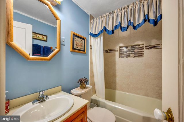 185 EYRE AVE, Sellersville, PA 18960