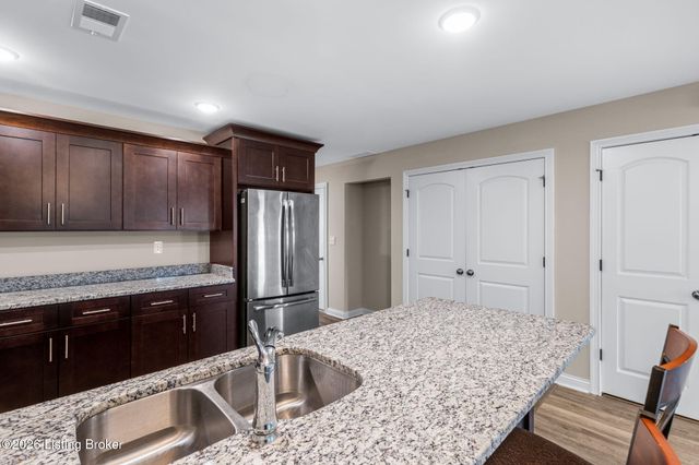 6705 Eagle Wood Dr, Louisville, KY 40272
