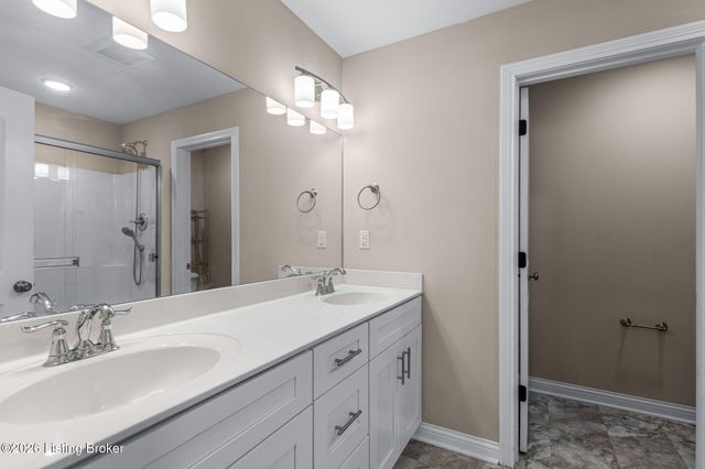 6705 Eagle Wood Dr, Louisville, KY 40272