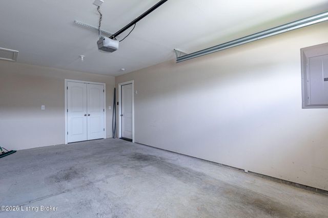 6705 Eagle Wood Dr, Louisville, KY 40272