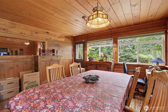 24901 Roberts Drive, Black Diamond, WA 98010