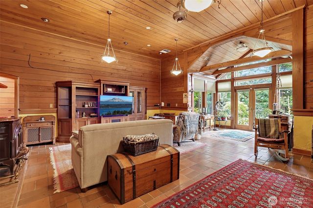 24901 Roberts Drive, Black Diamond, WA 98010
