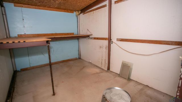 1281 Moxley Grocery Road, Karnack, TX 75661