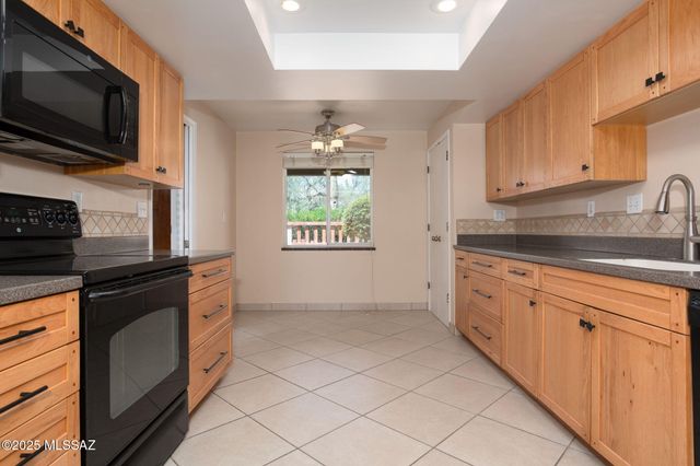 531 S Paseo La Rueda Circle, Green Valley, AZ 85614