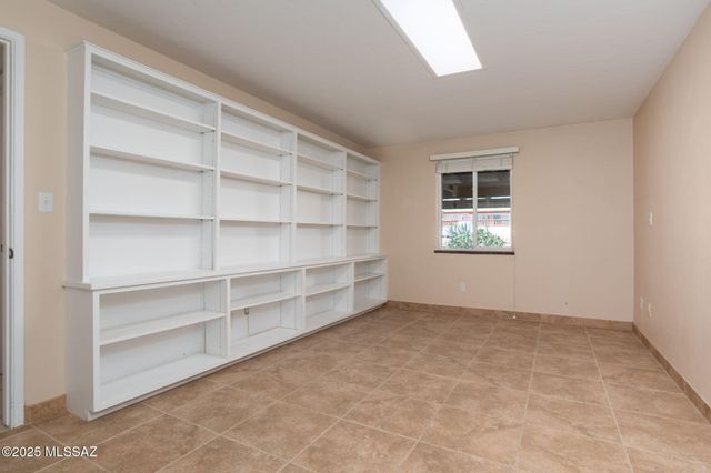 531 S Paseo La Rueda Circle, Green Valley, AZ 85614