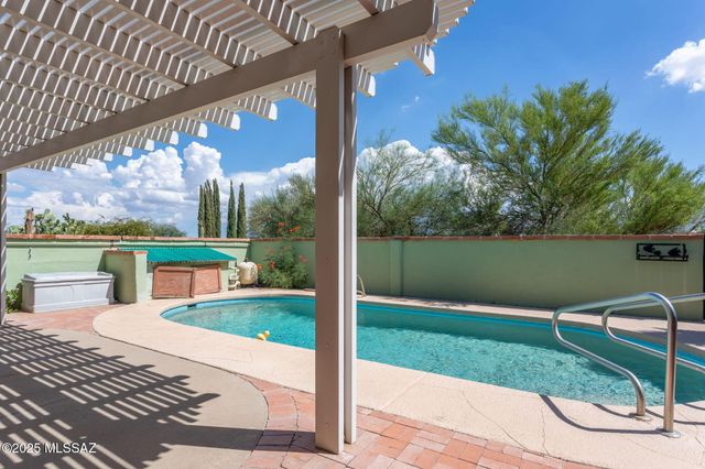 531 S Paseo La Rueda Circle, Green Valley, AZ 85614