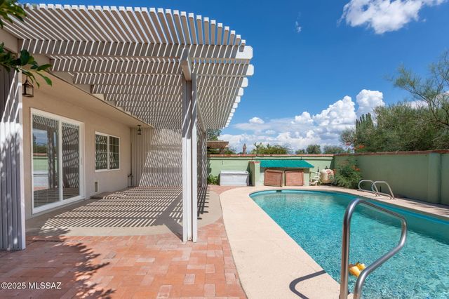 531 S Paseo La Rueda Circle, Green Valley, AZ 85614