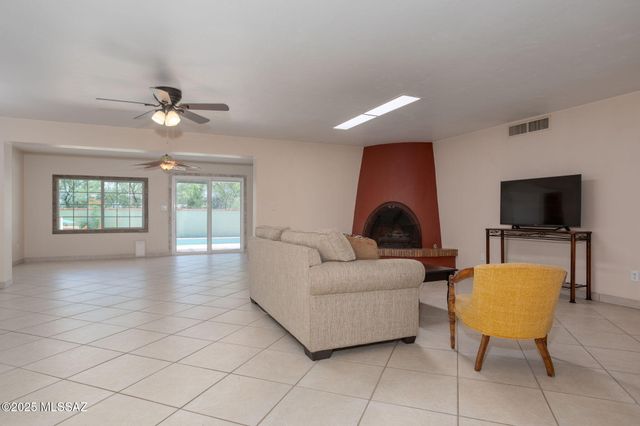 531 S Paseo La Rueda Circle, Green Valley, AZ 85614