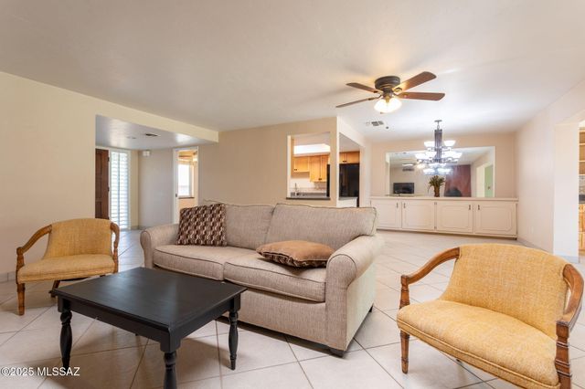 531 S Paseo La Rueda Circle, Green Valley, AZ 85614