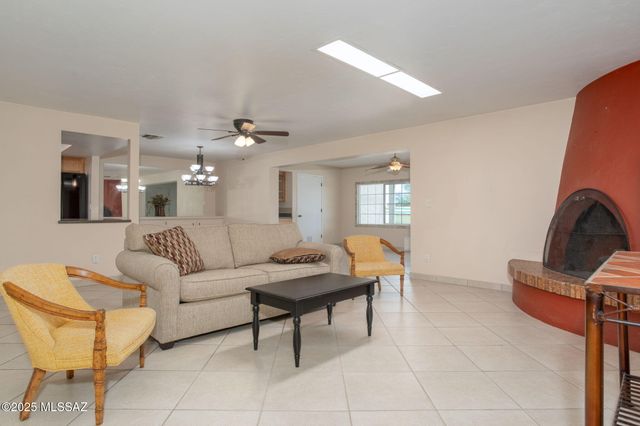 531 S Paseo La Rueda Circle, Green Valley, AZ 85614