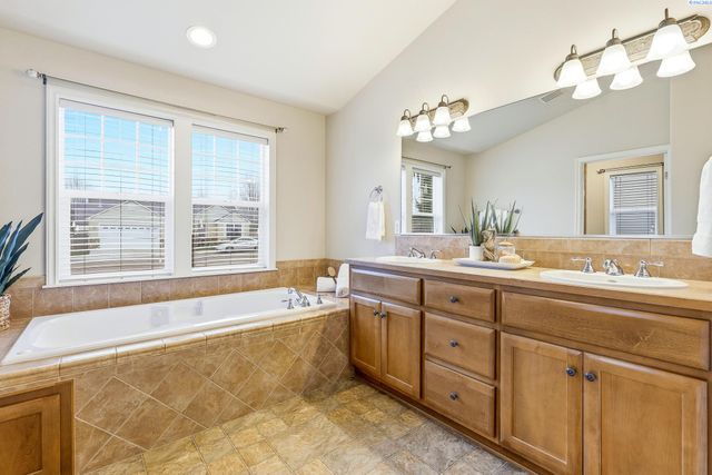 1614 S Jefferson Place, Kennewick, WA 99338