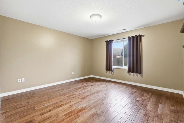 1614 S Jefferson Place, Kennewick, WA 99338