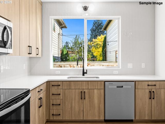 1054 Se Franklin St, Portland, OR 97202