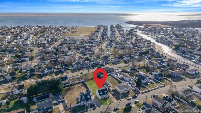 67 Orchard Street, Lindenhurst, NY 11757