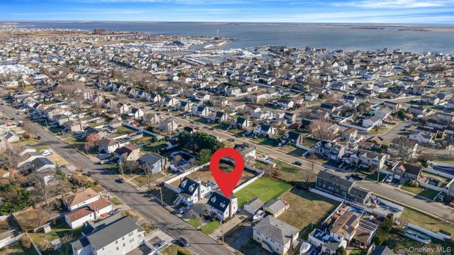 67 Orchard Street, Lindenhurst, NY 11757