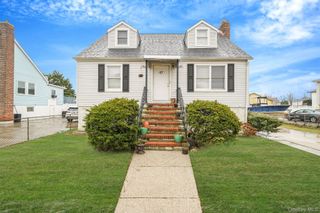 67 Orchard Street, Lindenhurst, NY 11757