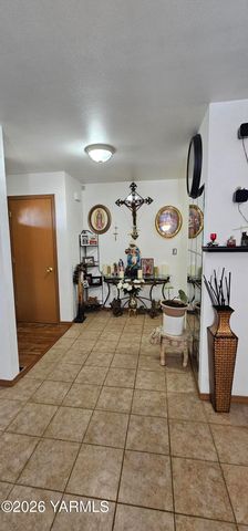 110 S 8th St, Yakima, WA 98901