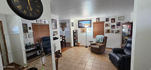 110 S 8th St, Yakima, WA 98901