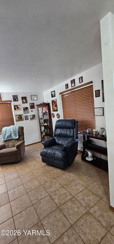 110 S 8th St, Yakima, WA 98901