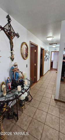 110 S 8th St, Yakima, WA 98901