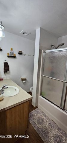 110 S 8th St, Yakima, WA 98901