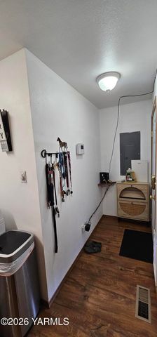 110 S 8th St, Yakima, WA 98901