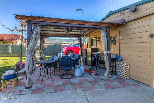 110 S 8th St, Yakima, WA 98901